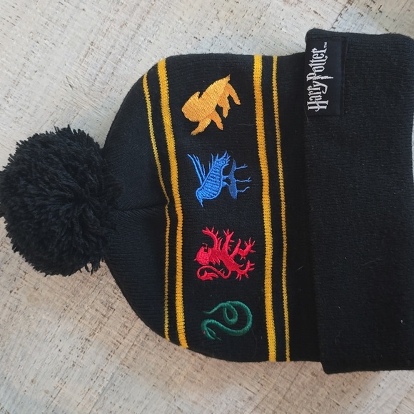 Hogwarts  Beanie with House Crests - Picture 2 of 2